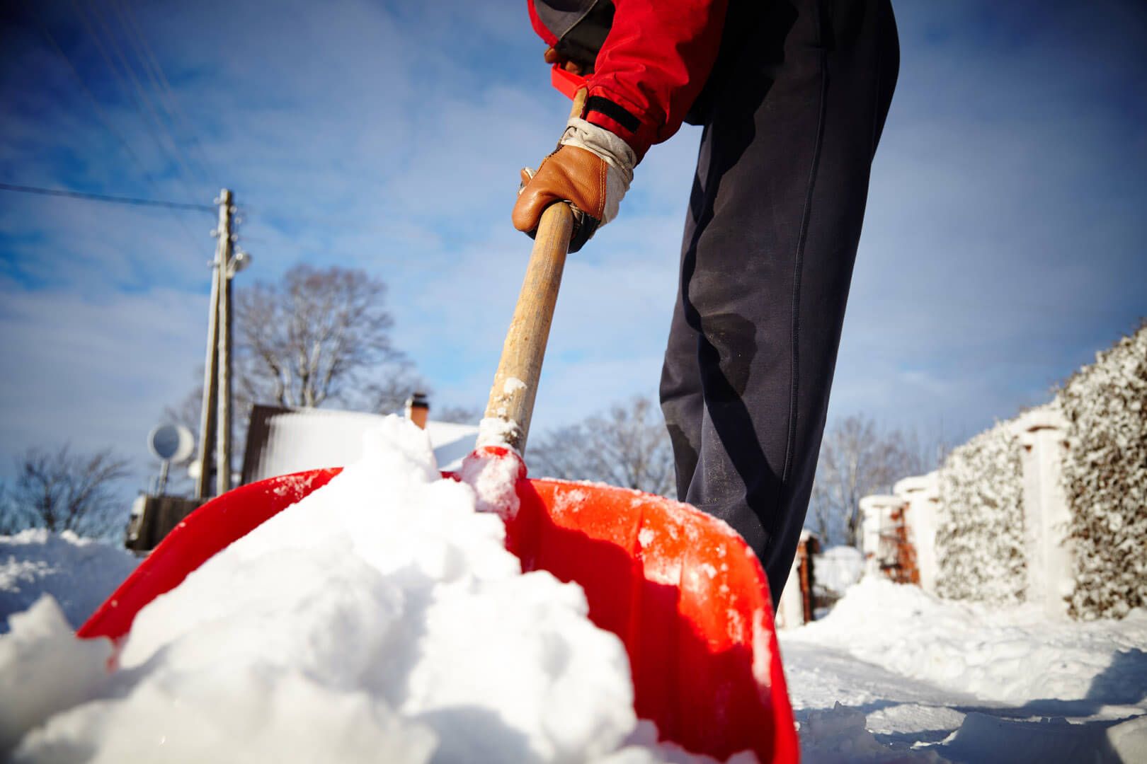 Eine Person räumt Schnee weg