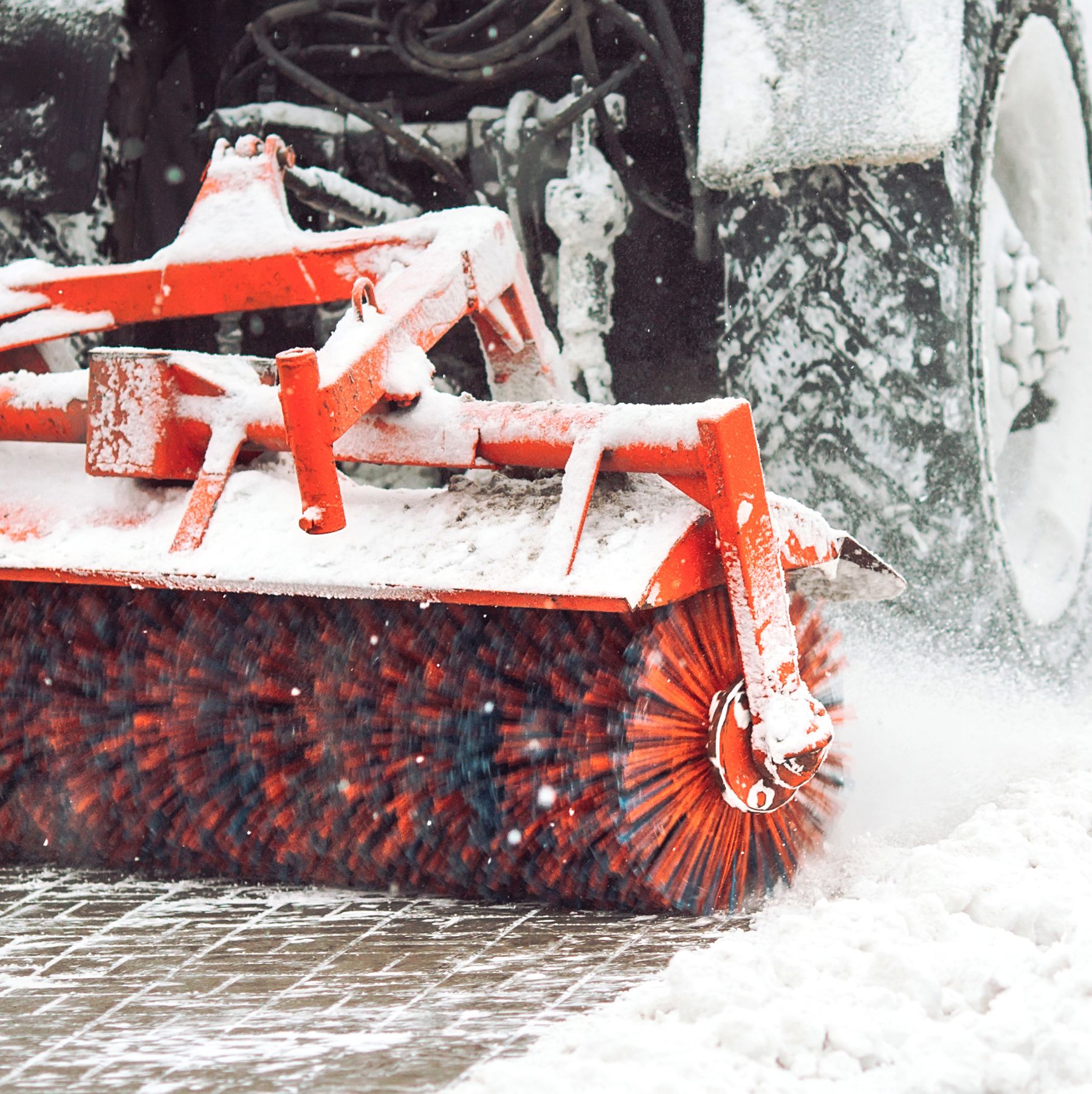 Ein Schneepflug räumt die Straße frei und sorgt für sichere Verkehrsbedingungen im Winter.